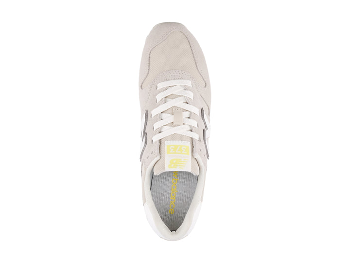 Tenis New Balance color gris con detalles en blanco y suela blanca, vista lateral.