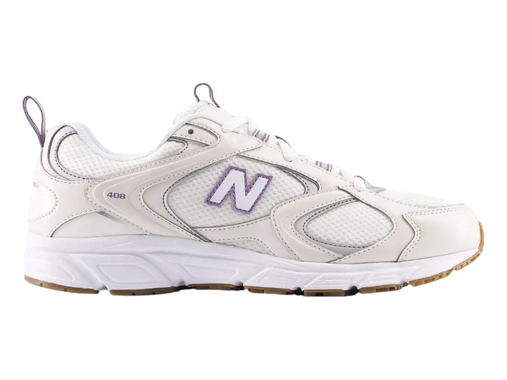 Tenis New Balance modelo 408 en color beige y blanco con detalles en malla y suela robusta.