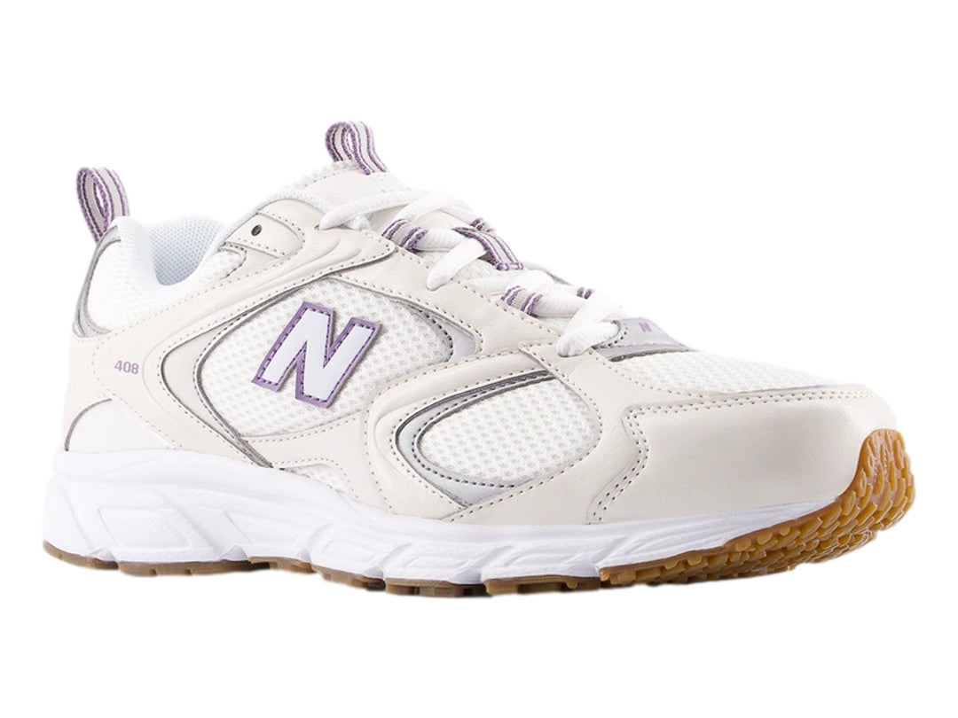 Tenis New Balance modelo 408 en color beige y blanco con detalles en malla y suela robusta.