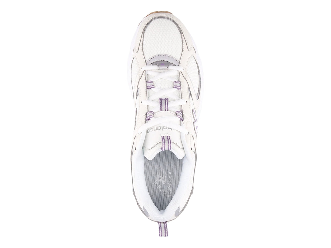 Tenis New Balance modelo 408 en color beige y blanco con detalles en malla y suela robusta.