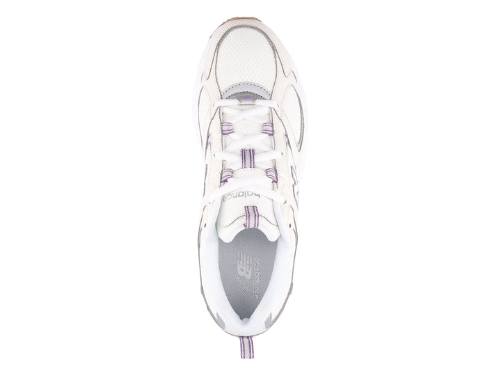 Tenis New Balance modelo 408 en color beige y blanco con detalles en malla y suela robusta.