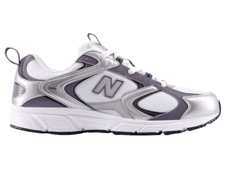 Tenis New Balance modelo 408 color blanco con detalles en plateado y morado.