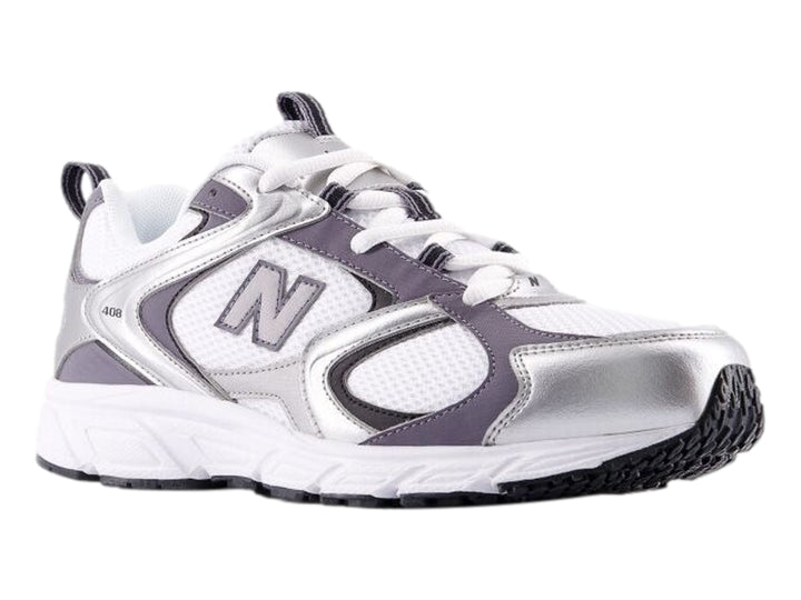 Tenis New Balance modelo 408 color blanco con detalles en plateado y morado.