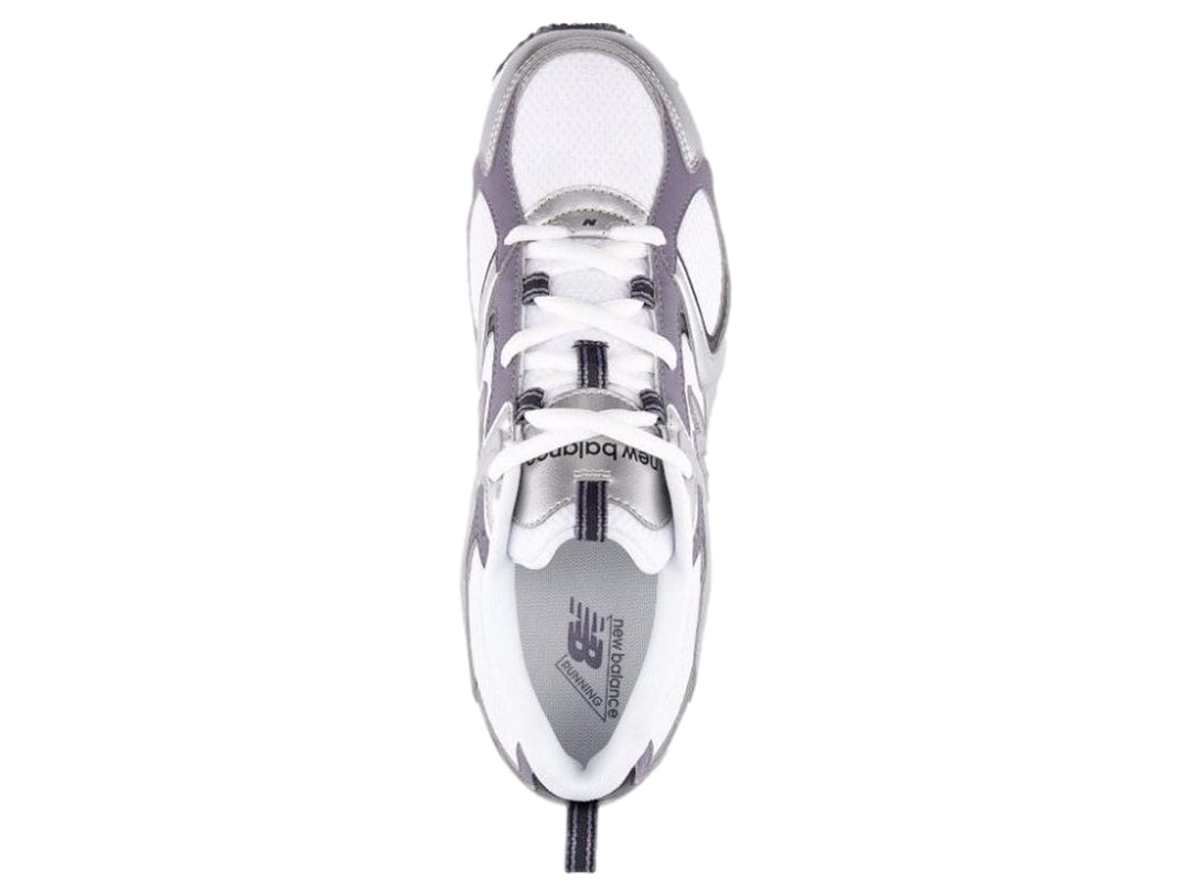 Tenis New Balance modelo 408 color blanco con detalles en plateado y morado.