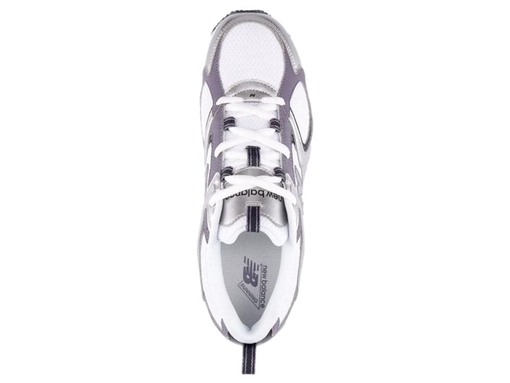 Tenis New Balance modelo 408 color blanco con detalles en plateado y morado.