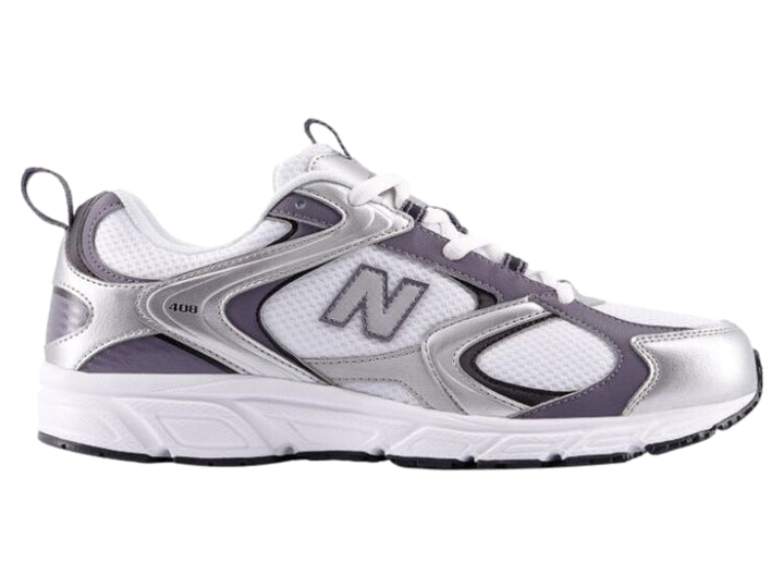 Tenis deportivos New Balance color blanco con detalles metálicos en plata y morado.