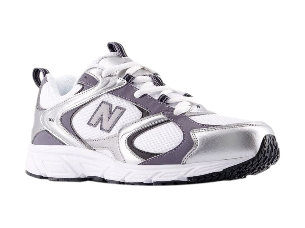 Tenis deportivos New Balance color blanco con detalles metálicos en plata y morado.