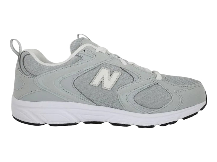 Tenis New Balance modelo 408 en color gris con suela blanca y detalles en malla.