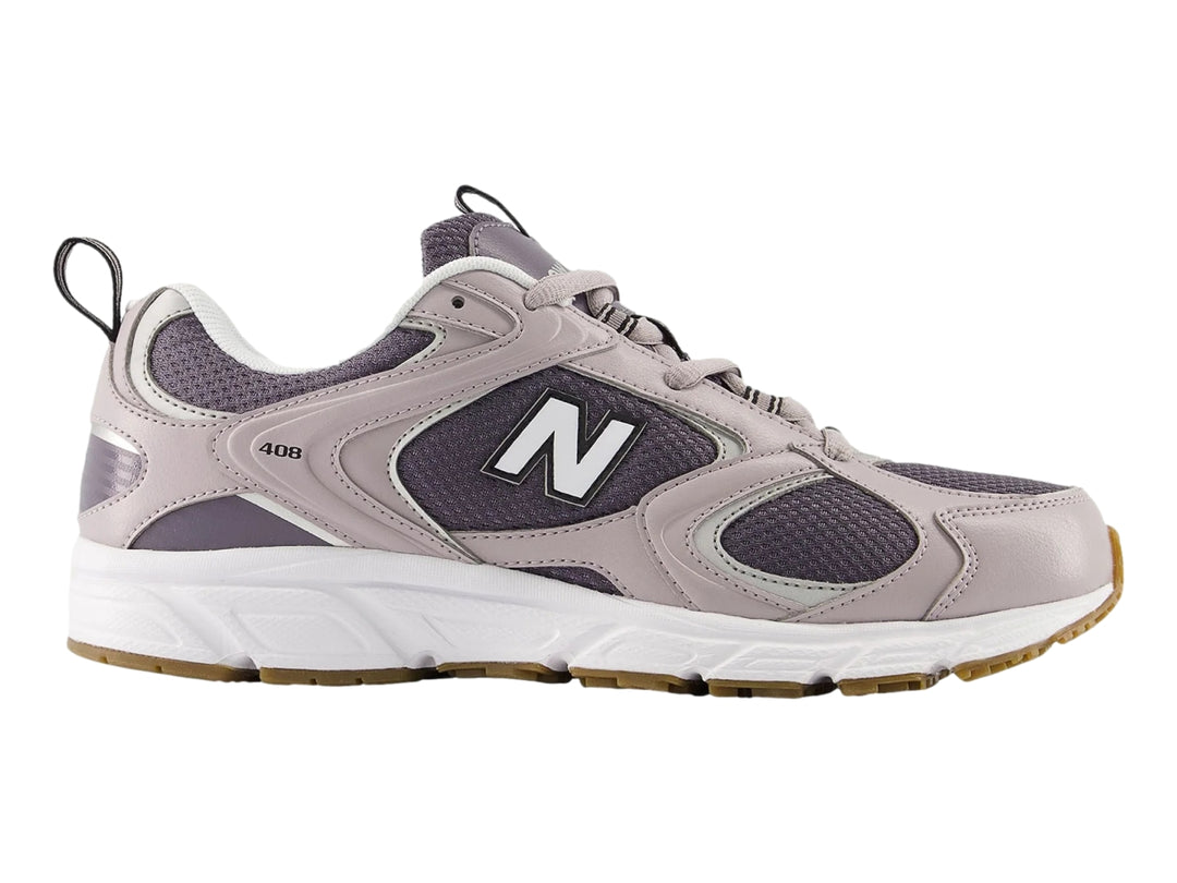 Tenis New Balance modelo 408 en color gris con detalles en blanco y suela café.