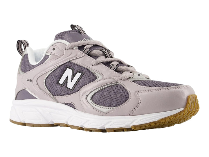 Tenis New Balance modelo 408 en color gris con detalles en blanco y suela café.