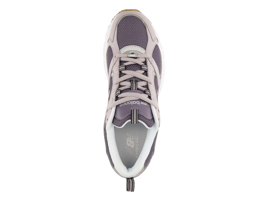 Tenis New Balance modelo 408 en color gris con detalles en blanco y suela café.