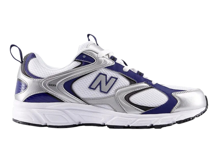 Tenis New Balance blancos con detalles en azul y plata, vista lateral.