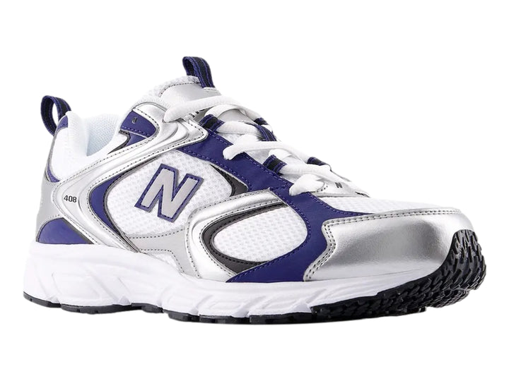 Tenis New Balance blancos con detalles en azul y plata, vista lateral.
