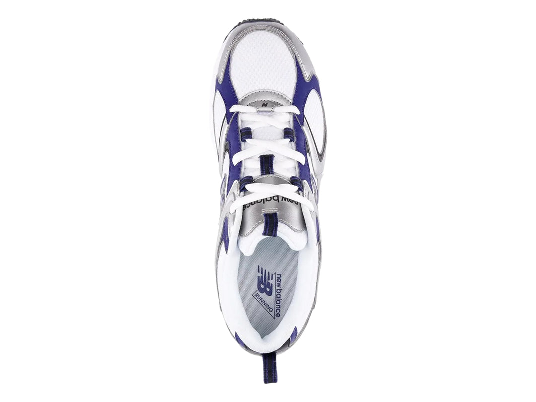 Tenis New Balance blancos con detalles en azul y plata, vista lateral.