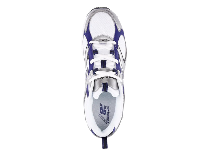 Tenis New Balance blancos con detalles en azul y plata, vista lateral.