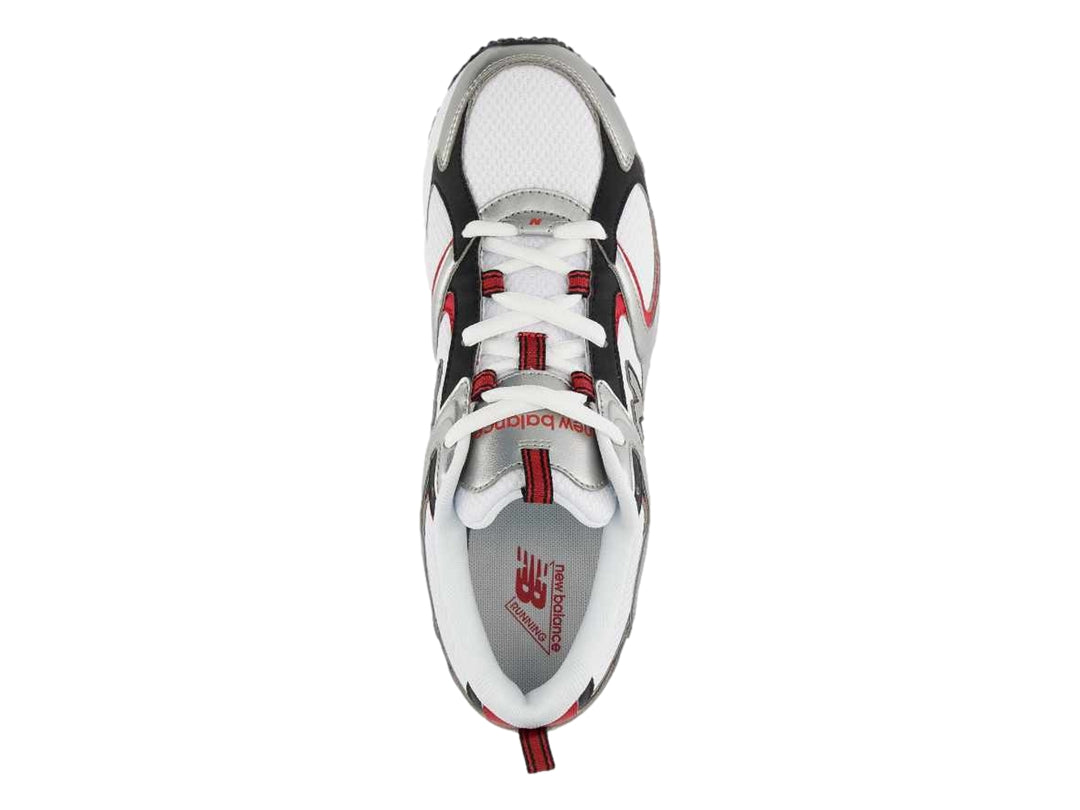 Tenis New Balance 408 blancos con detalles en plata y rojo para hombre.