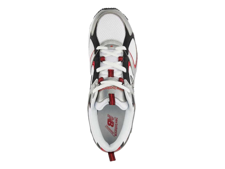Tenis New Balance 408 blancos con detalles en plata y rojo para hombre.