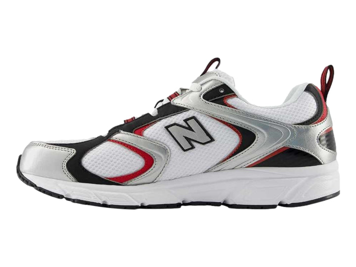Tenis New Balance 408 blancos con detalles en plata y rojo para hombre.