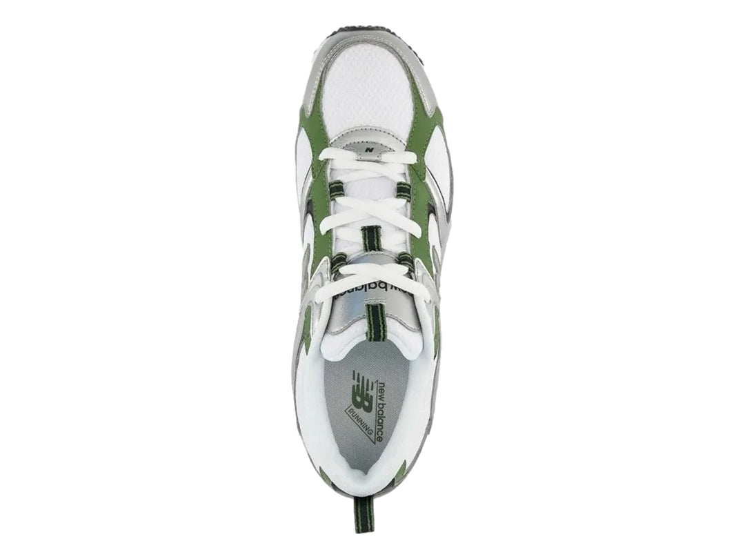 Tenis New Balance 408 para hombre en color blanco con detalles en verde y plateado.