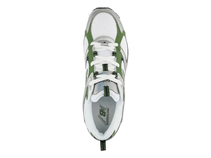 Tenis New Balance 408 para hombre en color blanco con detalles en verde y plateado.