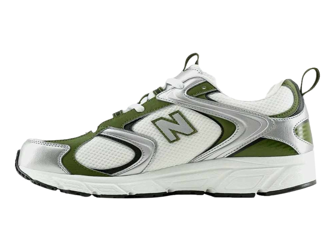 Tenis New Balance 408 para hombre en color blanco con detalles en verde y plateado.