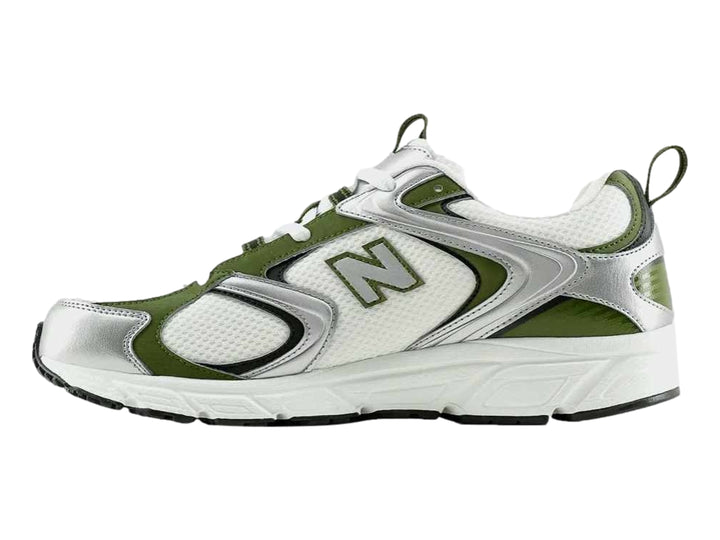 Tenis New Balance 408 para hombre en color blanco con detalles en verde y plateado.