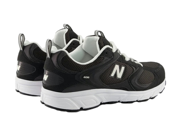 Tenis New Balance modelo 408 en color negro con suela y logotipo en blanco.