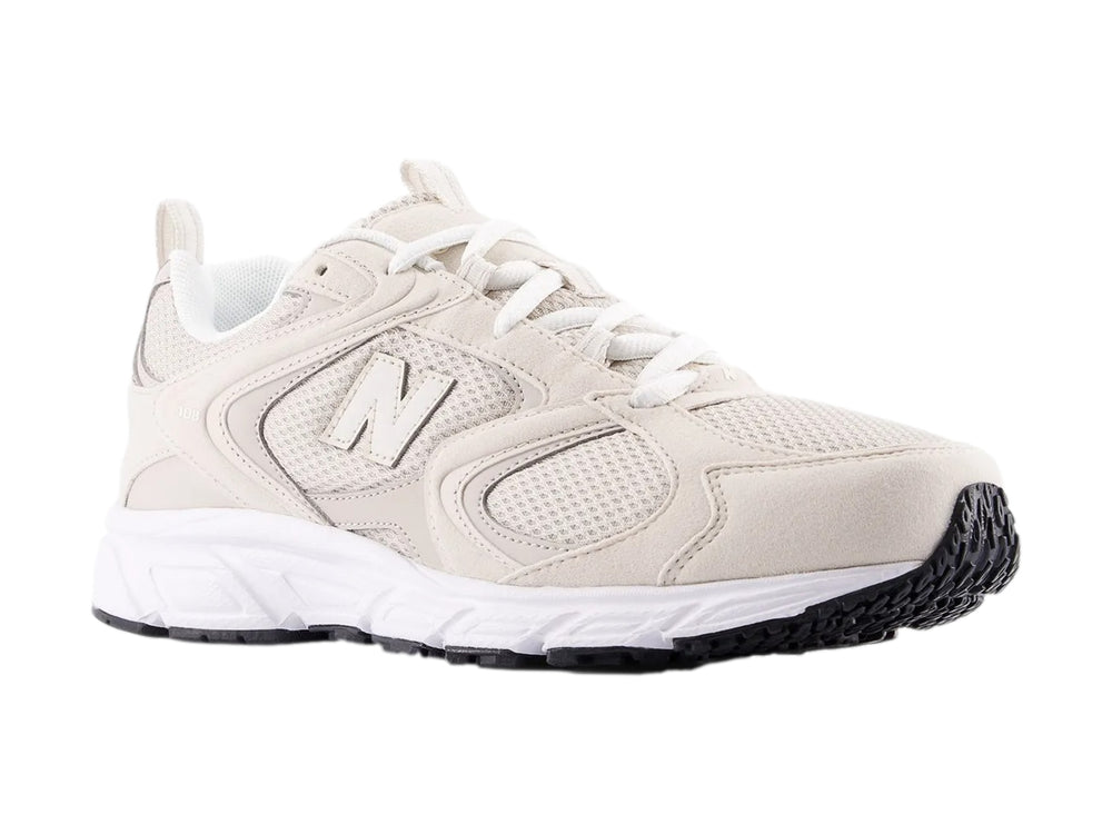 Tenis New Balance color beige y blanco con suela blanca y detalles de malla.