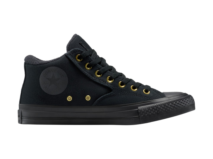 Tenis Converse Malden Street color negro con detalles dorados en los ojillos y suela de goma.
