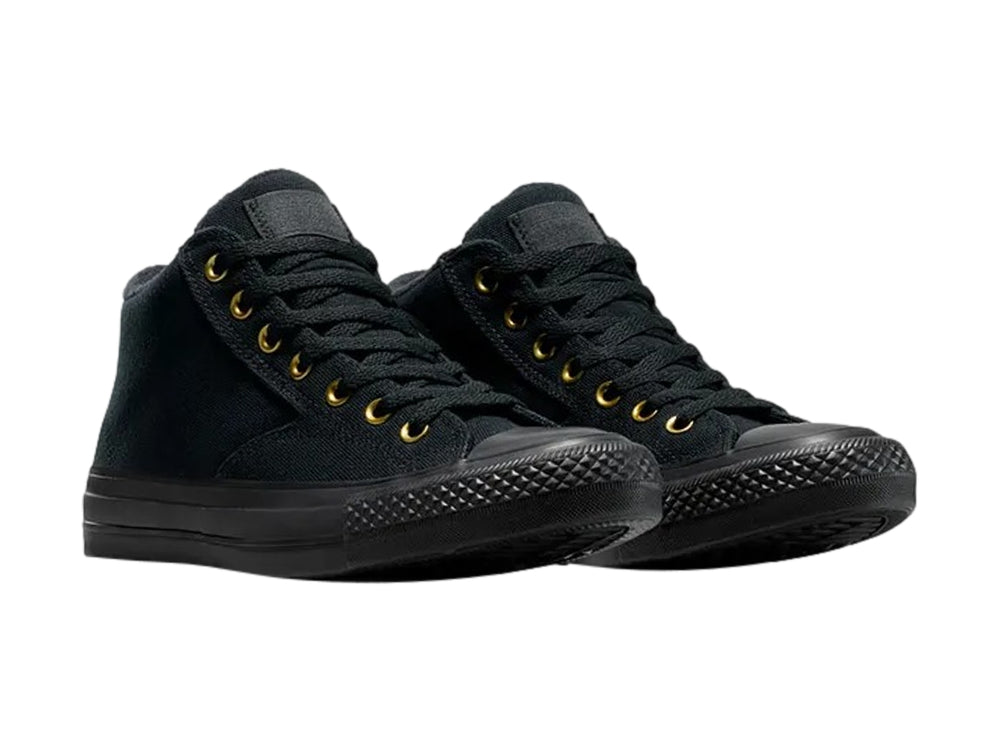 Tenis Converse Malden Street color negro con detalles dorados en los ojillos y suela de goma.