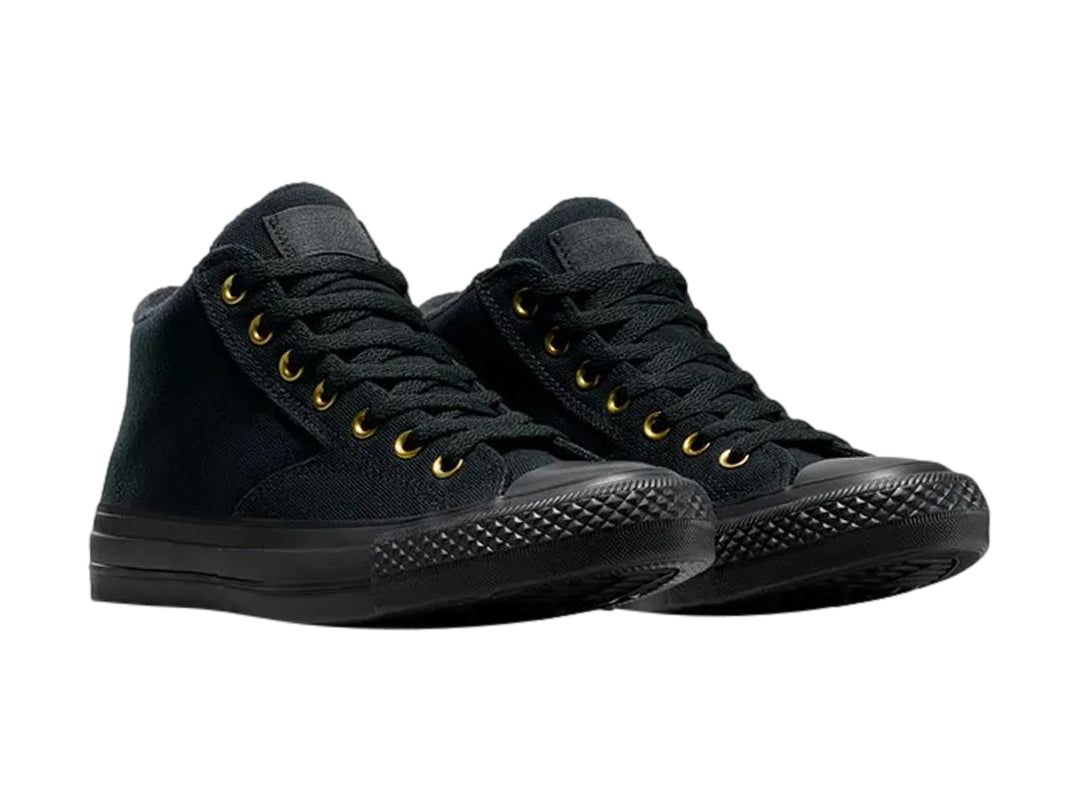 Tenis Converse Malden Street color negro con detalles dorados en los ojillos y suela de goma.
