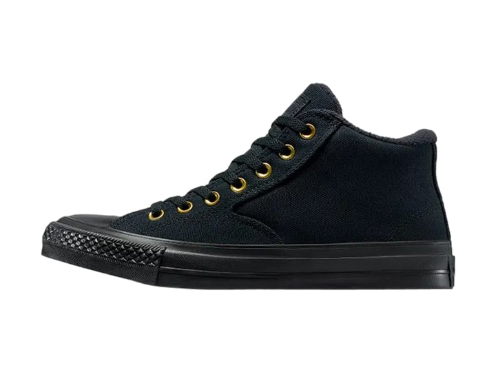 Tenis Converse Malden Street color negro con detalles dorados en los ojillos y suela de goma.