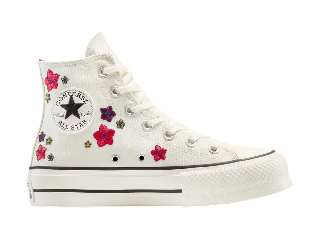 Tenis Converse botín color hueso con bordados de flores coloridas.