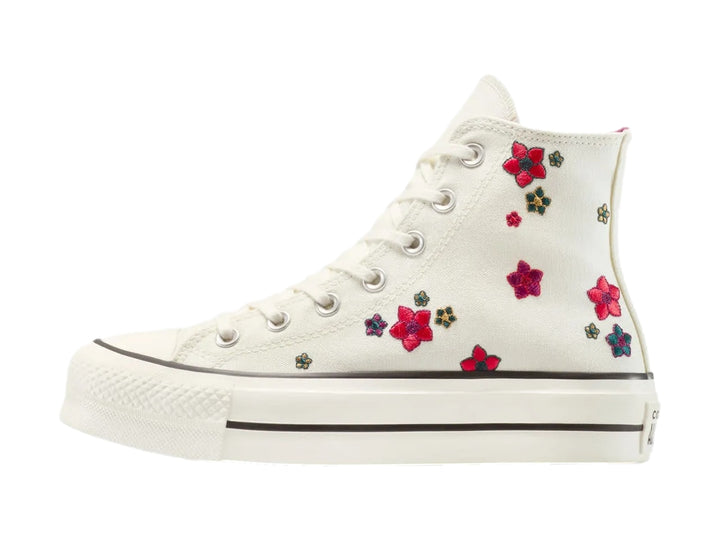 Tenis Converse botín color hueso con bordados de flores coloridas.