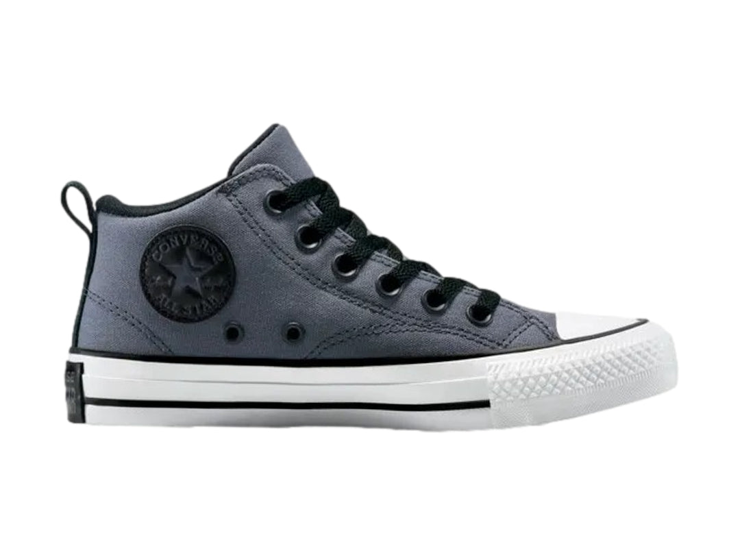 Tenis Converse Malden Street color gris oscuro con suela blanca y agujetas negras para niños.