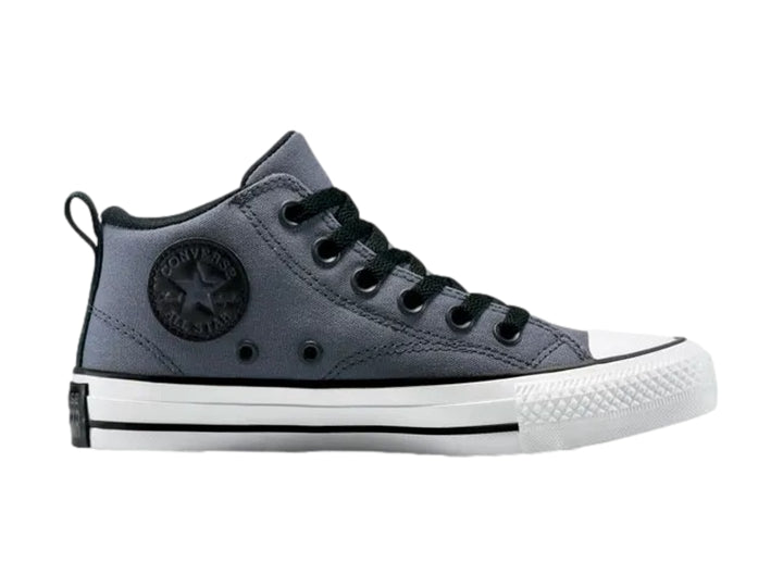 Tenis Converse Malden Street color gris oscuro con suela blanca y agujetas negras para niños.