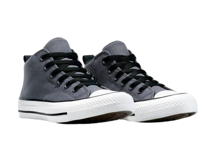Tenis Converse Malden Street color gris oscuro con suela blanca y agujetas negras para niños.