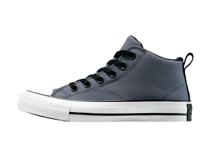 Tenis Converse Malden Street color gris oscuro con suela blanca y agujetas negras para niños.
