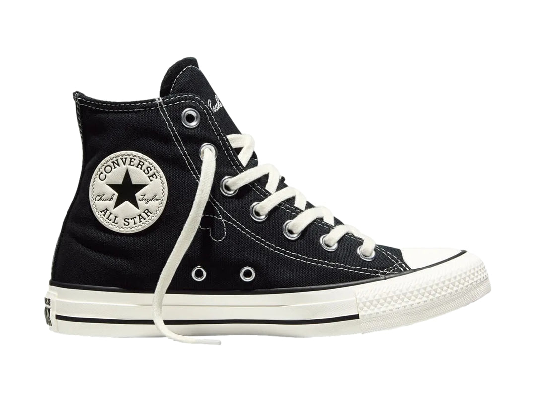 Tenis Converse Chuck Taylor All Star de bota color negro con suela y agujetas blancas.