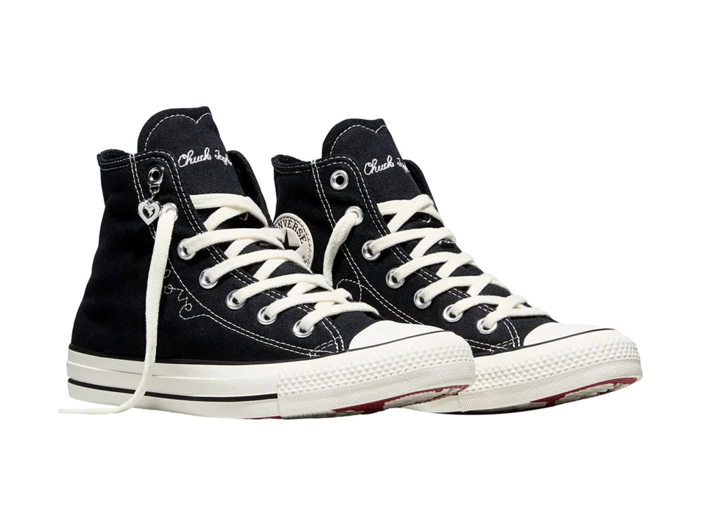 Tenis Converse Chuck Taylor All Star de bota color negro con suela y agujetas blancas.