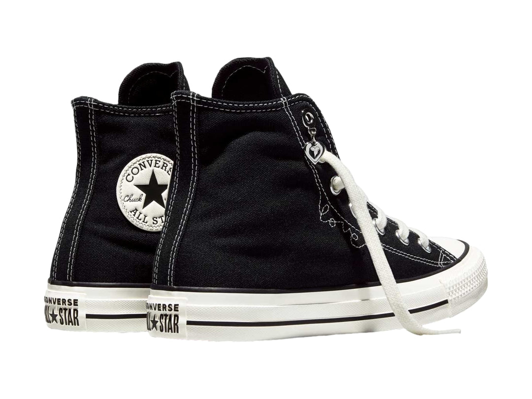 Tenis Converse Chuck Taylor All Star de bota color negro con suela y agujetas blancas.