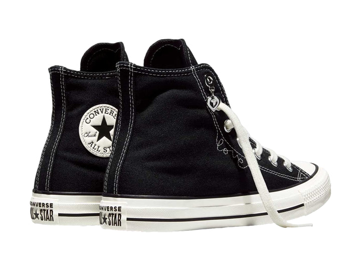 Tenis Converse Chuck Taylor All Star de bota color negro con suela y agujetas blancas.