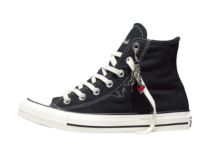 Tenis Converse Chuck Taylor All Star de bota color negro con suela y agujetas blancas.