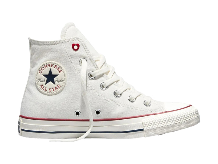 Tenis Converse Chuck Taylor All Star blancos de bota alta con detalles en rojo y azul.