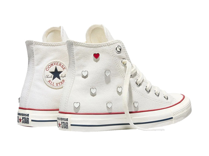 Tenis Converse Chuck Taylor All Star blancos de bota alta con detalles en rojo y azul.