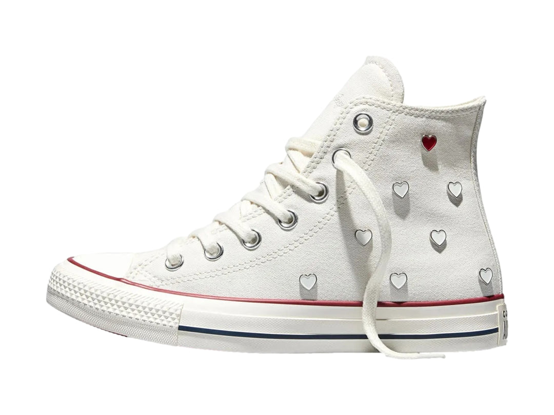 Tenis Converse Chuck Taylor All Star blancos de bota alta con detalles en rojo y azul.