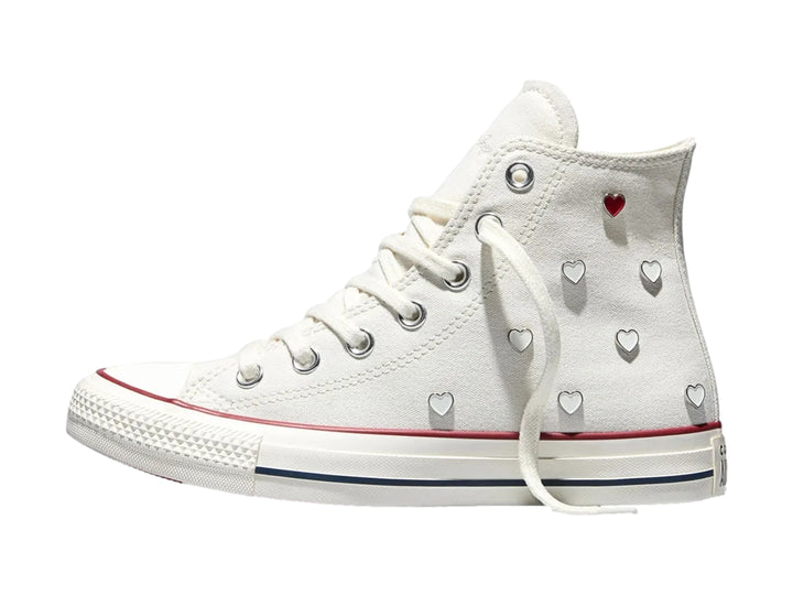 Tenis Converse Chuck Taylor All Star blancos de bota alta con detalles en rojo y azul.