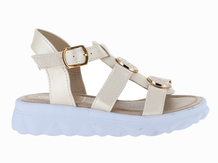 Sandalia color beige con suela blanca de plataforma y detalles en dorado.