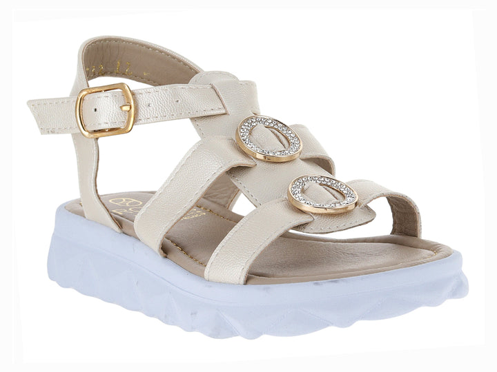 Sandalia color beige con suela blanca de plataforma y detalles en dorado.