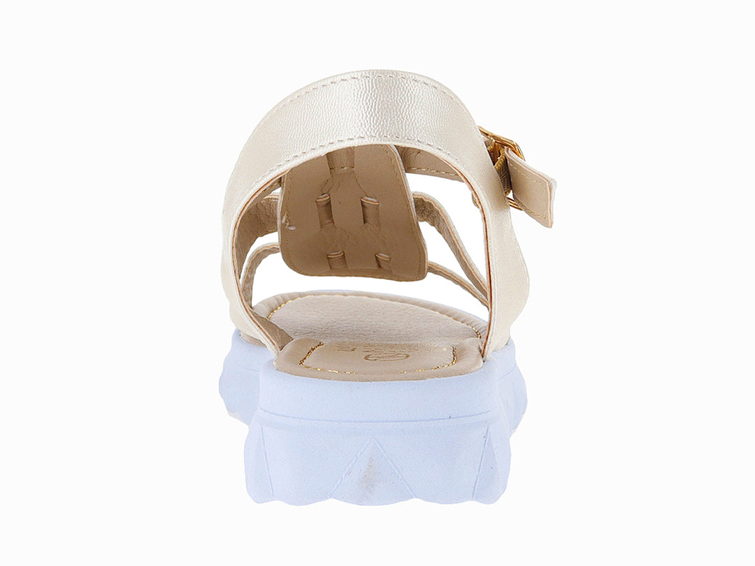 Sandalia color beige con suela blanca de plataforma y detalles en dorado.